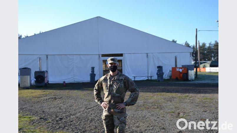 Jacob Karch führt bei einem Rundgang durch das Isolationscamp. Im Hintergrund steht eine Gemeinschaftshalle, in der die Soldaten zusammen Zeit verbringen dürfen. Bild: spi