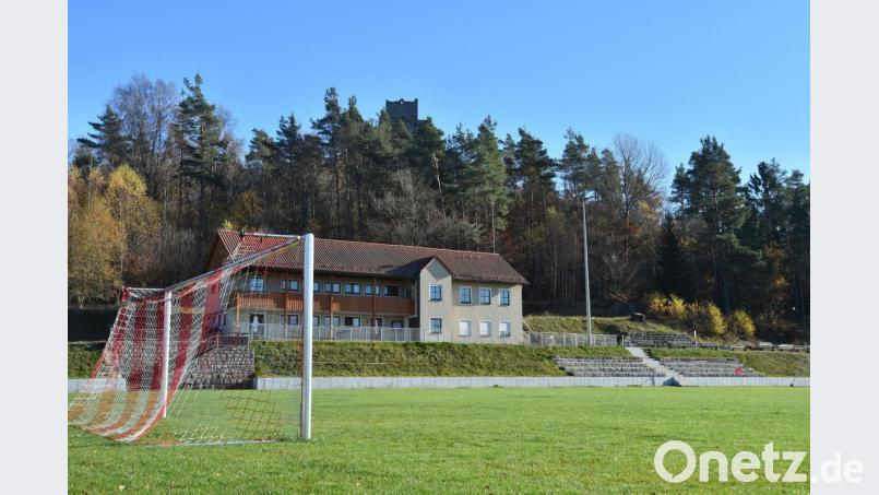 Im Zeichen der Burg: Das Sportgelände des TSV Flossenbürg ist frisch und aufwändig saniert, leider nutzen die Anlage weniger Mannschaften als noch vor der Corona-Pandemie. Der Verein musste die A- und B-Junioren aufgrund Spielermangels abmelden. Bild: A. Schwarzmeier