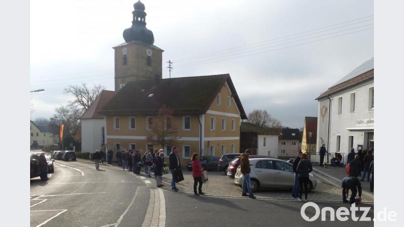 Die Warteschlange reichte am Sonntag zur Mittagszeit bis zur evangelischen Martinskirche. Bild: bk