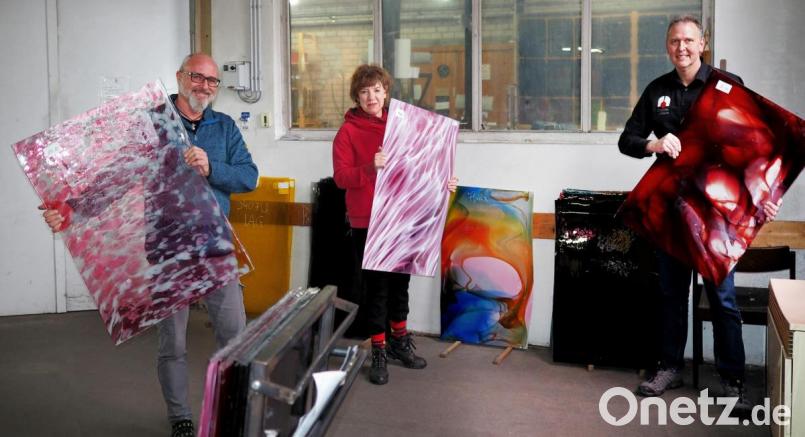 Künstlerin Susanne Neumann zusammen mit Robert Gruber (links) und Robert Christ im Lager der Glashütte beim Aussuchen der Glastafeln. Bild: Glashütte Lamberts/exb