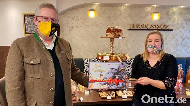 Oberbürgermeister Andreas Feller und Sonja Pirzer präsentieren den Schwandorfer Adventskalender 2020. Bild: Stadt Schwandorf/exb