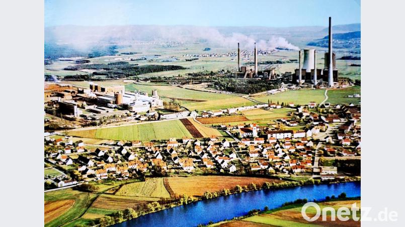 Das Luftbild aus den 1970er Jahren zeigt, dass einer der beiden Riesenkamine des Bayernwerks (rechts) schon steht, der zweite wird 1980 errichtet. Repro: td