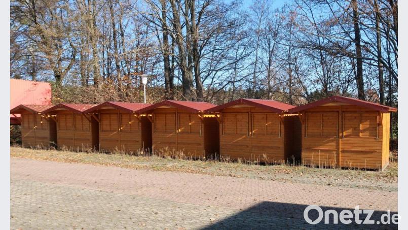 Die Verkaufsfenster an den Weihnachtsbuden bleiben in diesem Jahr verschlossen. Sie stehen am Sammelplatz im Freibad. Vor einigen Jahren waren die Häuschen extra für den Friedenfelser Weihnachtsmarkt gebaut worden. Bild: bsc