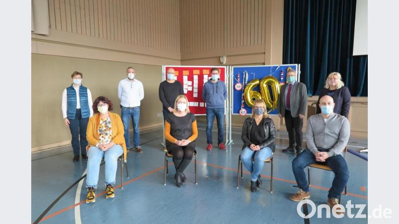 Konrektorin Sandra Hering hat für Schulleiter German Helgert (hinten, von rechts) eine sehr originelle Geburtstagsfeier organisiert. Als Vertreter der Schulfamilie gratulierten unter anderem Luitgard Witt, Doris Wolf, Christian Frischholz, Gertraud Burkhardt, Sebastian Vogel und Mathias Frischholz. Bild: jzk