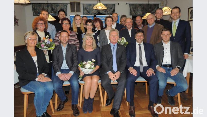 Der Vorstand des CSU-Ortsverbandes im Jubiläumsjahr. im Bild (vorne, von links) Zweite Bürgermeisterin Anita Stauber, die Stellvertreter Matthias Hacker und Anita Hessler (Dritte Bürgermeisterin), Ortsvorsitzender Gerald Morgenstern, Bürgermeister Edgar Knobloch und stellvertretender Ortsvorsitzender Benjamin Keck. Bild: exb