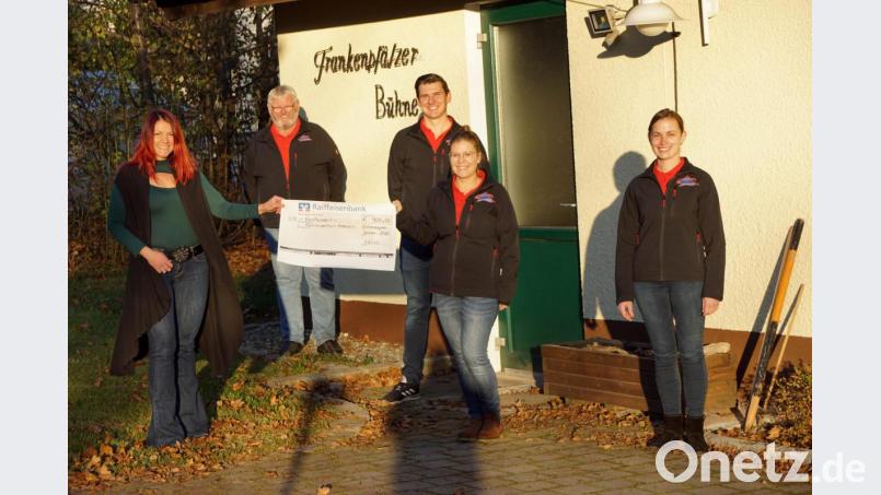 Mittendrin-Leiterin Jessika Wöhrl-Neuber nahm den Scheck von Josef Bauer, Matthias Siebeneichner, Katja Heinz und Carina Peetz (von links) entgegen. Bild: bkr