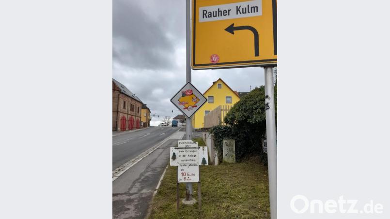 Hauptsächlich Aufkleber vom FC Bayern München und dem 1. FC Nürnberg sind auf unzähligen Schildern in Neustadt am Kulm verteilt. Bild: exb/Thomas König