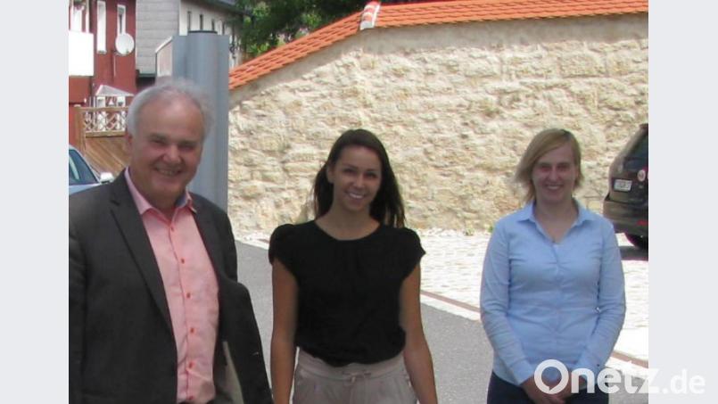Jamie-Lee Kotva (Mitte) stellte Bürgermeister Günter Kopp (links) offiziell als neue Kassenleiterin der Gemeinde vor Bild: exb