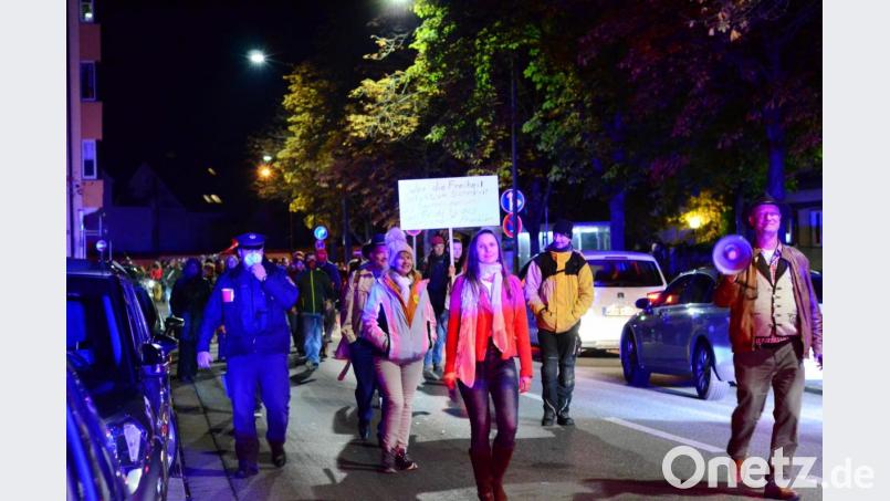 Der “Internationale Friedensmarsch” auf seinem Weg durch die Bürgermeister-Prechtl-Straße, wo die Parolen von Karl Hilz (rechts) von den Glocken der Josefskirche niedergeläutet wurden. Bild: Helmut Kunz