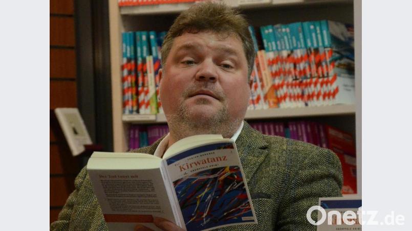 Fabian Borkner (hier bei einer Lesung in Weiden mit dem Roman &quot;Kirwatanz&quot;) stellt mit „Groumdeifl“ seinen vierten Oberpfalz-Krimi vor. Archivbild: Helmut Kunz