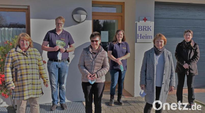 Der Frauenbund lässt den &quot;Helfer vor Ort&quot; nicht Rm regen stehen: Unser Bild zeigt Jutta Schönberger, Tobias Böhnstedt, Ruth Höpfl, Christina Sachs, Heidi Schwendner und Stephanie Rosenberg (von links) bei der Spendenübergabe vor dem BRK-Heim. Bild: twi