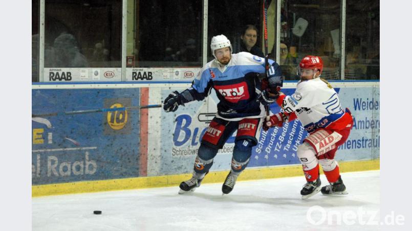 Das für Freitag angesetzte Spiel der Blue Devils beim EC Peiting (Szene mit Marco Habermann, links, aus einer früheren Partie) wurde abgesagt. Dafür spielen die Weidener um 20 Uhr in der heimischen Hans-Schröpf-Arena gegen die Eisbären Regensburg. Archivbild: gb