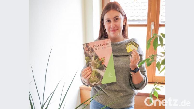 Die städtische Auszubildende Veronika Roth zeigt die neuen Ausgabecoupons, die man im nächsten Jahr abgeben muss, wenn man Nachschub an Gelben Säcke braucht. Die Coupons sind im neuen Abfuhrkalender enthalten, der ab 20. November in jedem Amberger Briefkasten zu finden sein wird. 	Bild: Stadt Amberg/exb Bild: Stadt Amberg/exb