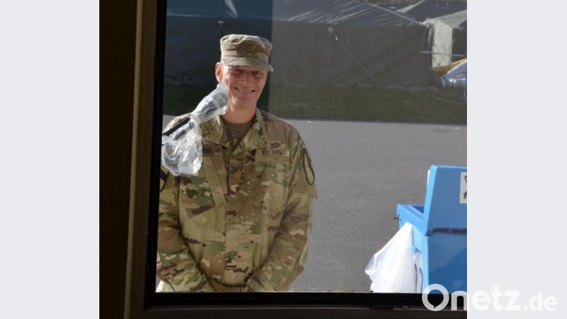 Phillip Denker darf nur durch ein Fenster mit Fliegengitter und mit Abstand mit der Presse sprechen. Er ist zusammen mit vielen anderen US-Soldaten aus Texas eingereist und muss zunächst im Camp Kasserine im Grafenwöhrer Truppenübungsplatz für 14 Tage in Isolation. Bild: spi