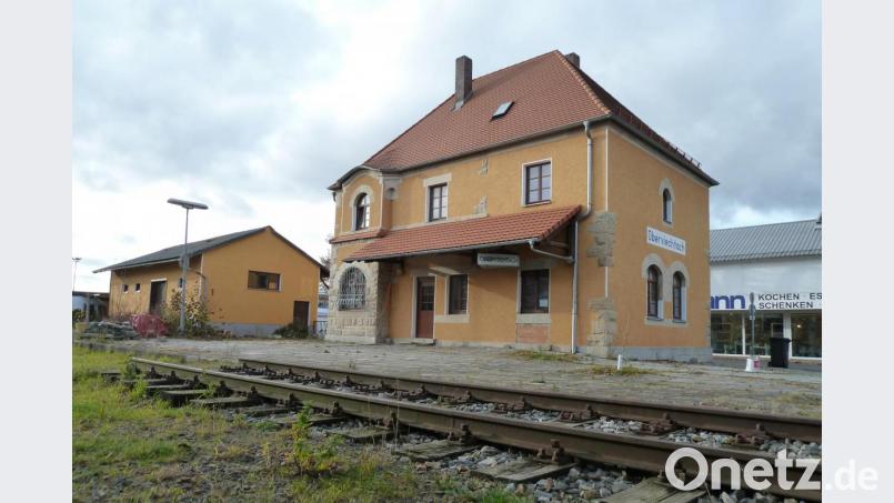 Der Dornröschenschlaf ist vorbei: Im historischen Bahnhofsgebäude in Oberviechtach werden künftig Gäste bewirtet. Der Bauausschuss begrüßt den Bauantrag zur Nutzungsänderung als Gaststätte. Umbauten sind mit dem Landesamt für Denkmalpflege abzustimmen. Bild: Portner