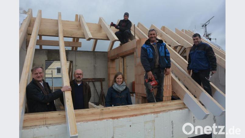 Beim Umbau des früheren Buchka-Hauses stand jetzt das Richtfest an. Im Bild (von links) Lebenshilfe-Geschäftsführer Berthold Kellner, Architekt Michael Lang-Scharli und die künftige Hausleiterin Franziska Höltl sowie (von rechts) Zimmerer Josef Träger, Polier Josef Weiß und Zimmerer Andreas Lobinger. Bild: jr