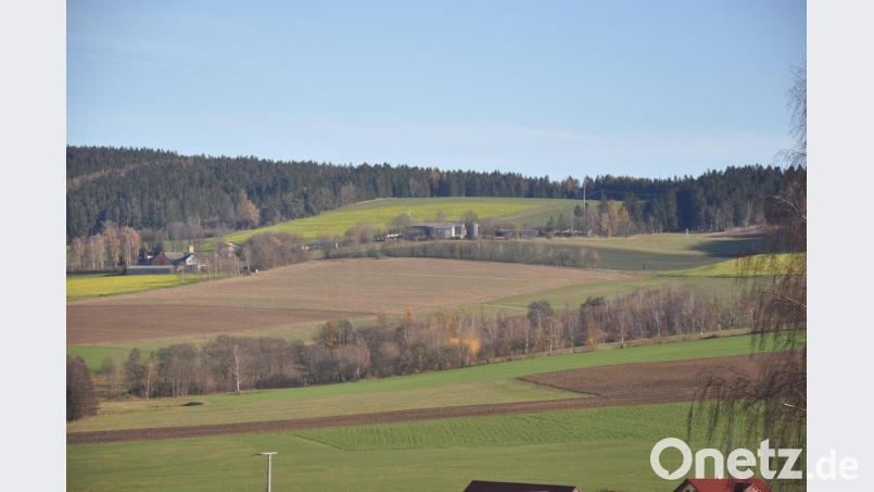 Auf der Anhöhe im Osten hinter Stöberlhof sollen Windräder gebaut werden. Die Vertreter der AG Paulusbrunn sowie von &quot;Via Carolina – Goldene Straße&quot; sorgen sich um die Auswirkung der Anlagen auf das Landschaftsbild und die historischen Bereiche an der Grenze. Widerstand hat auch die Bürgermeisterin von Obora angekündigt. Bild: ws