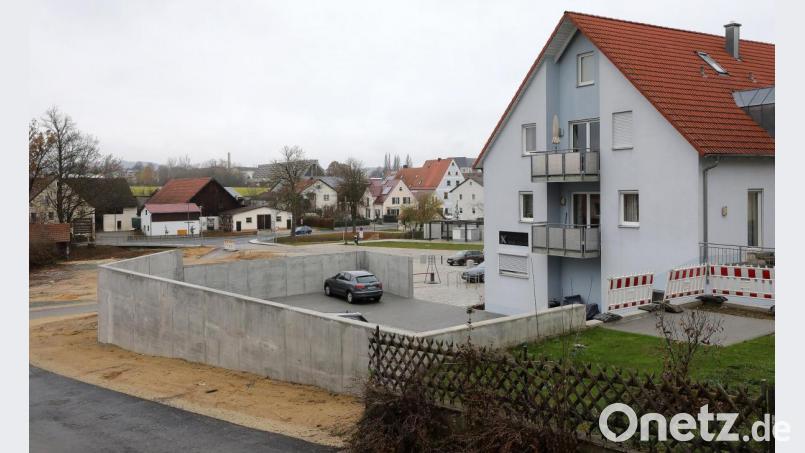 Die Mauer am neu gestalteten Kümmersbrucker Dorfplatz gefällt nicht jedem. Sie war aber nötig, sagt der Bürgermeister. Und hofft, dass sie durch die geplante Begrünung etwas gefälliger wird. Bild: Wolfgang Steinbacher
