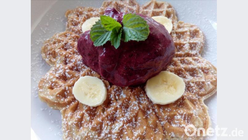 Selina Tischler aus Schwarzhofen isst ihre knusprigen Waffeln am liebsten mit selbstgemachtem Heidelbeer-Bananeneis. Bild: Selina Tischler/exb
