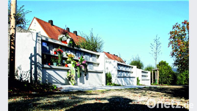 Die Friedhofsgebühren steigen. Grund sind die Kosten für die Urnenwand auf dem Erbendorfer Gottesacker. Bild: njn