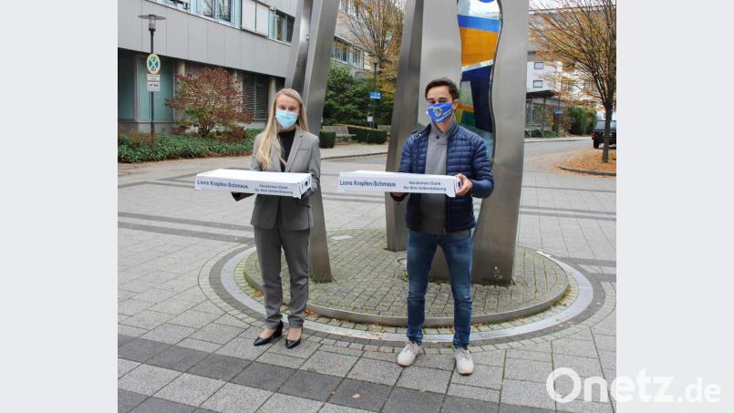 Benedikt Grimm vom Lions-Club Neustadt-Lobkowitz übergibt Krapfen an Michaela Hutzler, Klinische Direktorin der Kliniken Nordoberpfalz. Bild: Eva Maria Rauch/Kliniken Nordoberpfalz
