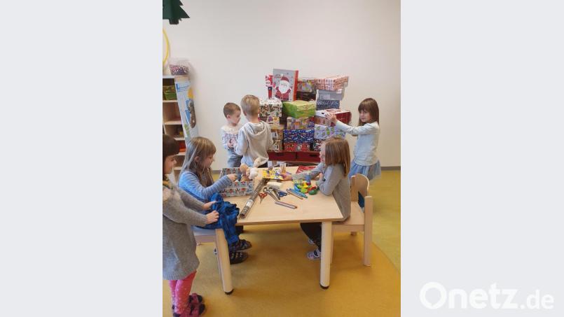 Die Kinder sind stolz auf ihre Päckchen. So mancher kleine Schatz macht sich auf die Reise, um einem anderen Kind Freude zu bereiten. Bild:  Janette Toma