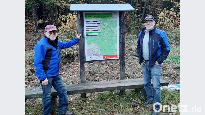 Hans Forster (rechts) und Bernhard Riedl sowie ihre Kollegen von der DJK-Skiabteilung freuen sich über die neuen Übersichtstafeln mit den Loipenplänen für das Gebiet zwischen Pressath und dem Hessenreuther Berg. Bild: is
