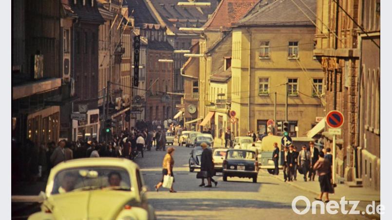 Schon die Farben der Fotografie zeigen, dass das digitalisierte Dias aus den 1970er-Jahren stammen muss. Carlos Glissnik hat die Bilder der Amberger Zeitung überlassen. Hier ist unverkennbar die Bahnhofstraße in Amberg abgelichtet worden. Bild: Jürgen Glissnik