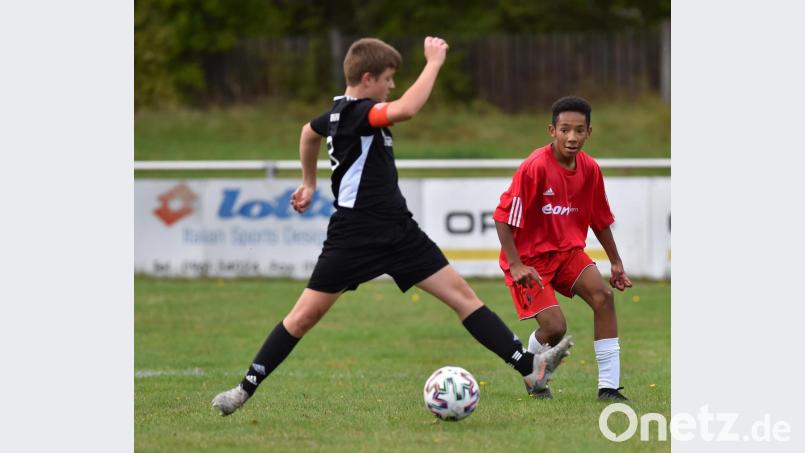 Die C-Junioren der SpVgg SV Weiden (rechts Jamario Carswell) verfügen in der Bayernliga über eine ausgeglichene Bilanz von je 2 Siegen und Niederlagen. Bild: A. Schwarzmeier