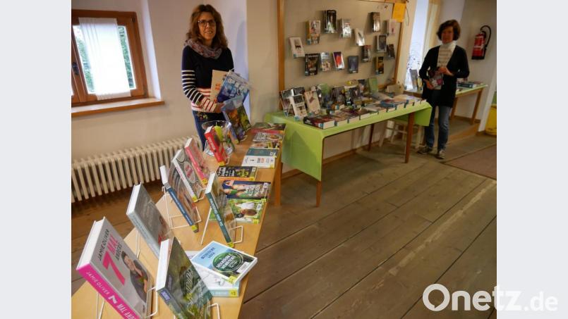 Auf drei Tischen haben Andrea Burger (links) und Gerda Sommer vom Büchereiteam einen Großteil der neu beschafften Bücher aufgebaut. Bild: hmr