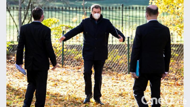 Hubert Aiwanger (von links), Markus Söder und Albert Füracker kommen nach der Haushalts-Klausur des bayerischen Kabinetts zu einer Pressekonferenz. Bild: Sven Hoppe/dpa