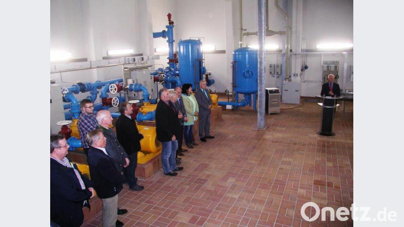 Großer Aufwand für sauberes Trinkwasser! Staunende Besucher bei der Einweihung des Maschinenhauses vor einigen Jahren. Peter König: "Wer das einmal gesehen hat, denkt anders über unser Trinkwasser!" Bild: ld