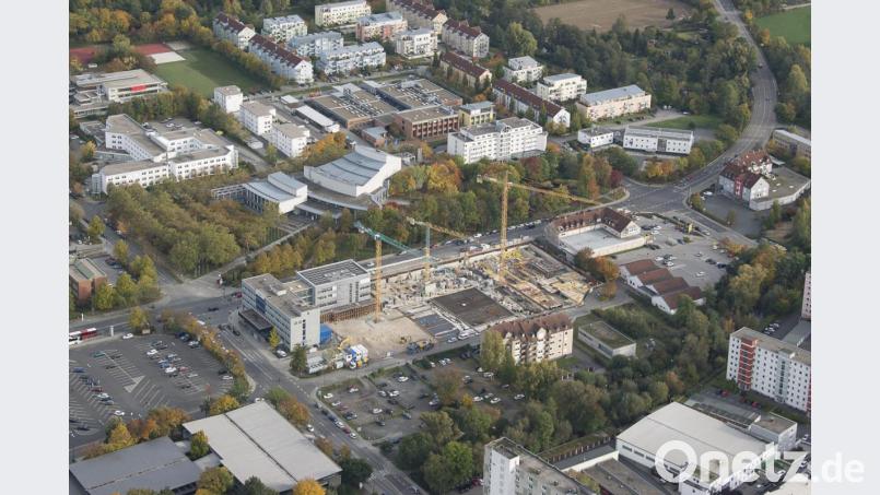 Eine Luftaufnahme aus dem Oktober 2020 vermittelt einen Eindruck von der Größe des Areals. Das Quartier &quot;Neue Naabwiesen&quot; entsteht neben der Parkanlage um die Max-Reger-Halle und einen Steinwurf von den Waldnaabauen entfernt. Bild: mür