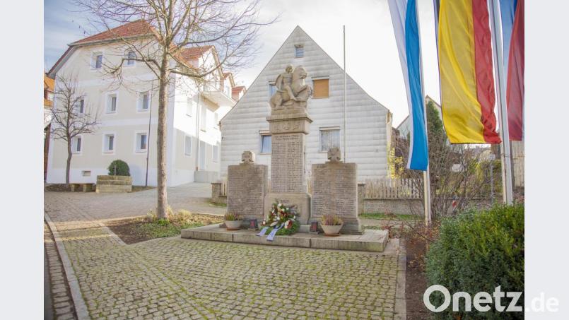 Am Kriegerdenkmal legte Bürgermeister Hans Walter den Kranz der Gemeinde nieder. Bild: Hans Walter/exb
