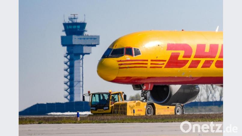 Ein DHL-Frachtflugzeug landet auf dem Flughafen Leipzig/Halle. Die globale Logistikbranche bereitet sich schon jetzt auf die globale Verteilung von Covid-19-Impfstoffen vor. Bild: Hendrik Schmidt/dpa