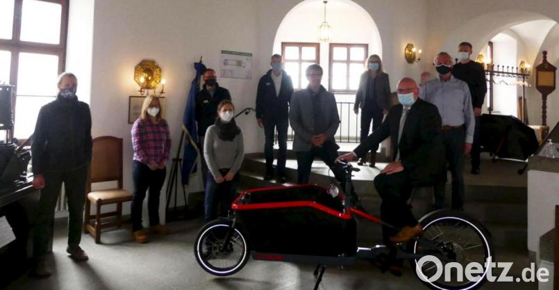 So sehen die Lasten-Fahrräder aus, die jüngst im Marktredwitzer Rathaus von Vertretern der Bayerischen Staatsregierung vorgestellt wurden. Oberbürgermeister Oliver Weigel nahm schon mal Platz. Bild: Stadt Marktredwitz/exb