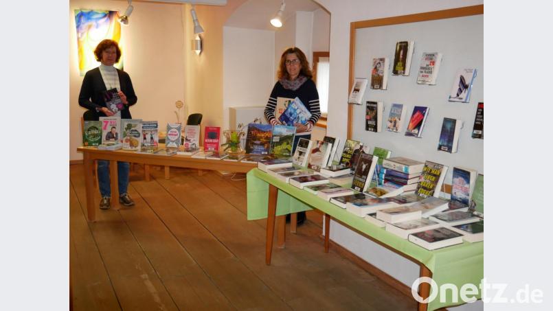 Auf drei Tischen haben Andrea Burger (rechts) und Gerda Sommer vom Büchereiteam einen Großteil der neu beschafften Bücher aufgebaut. Bild: hmr