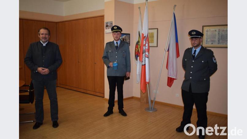 Nach siebenjähriger Unterbrechung initiierte die Soldaten- und Kriegerkameradschaft im Nabburger Stadtgebiet wieder eine Kriegsgräbersammlung. Das Sammelergebnis übergaben Vorsitzender Marcel Meier (Mitte) und sein Stellvertreter Thomas Feldbauer (rechts) an Bürgermeister Frank Zeitler. Bild: bnr
