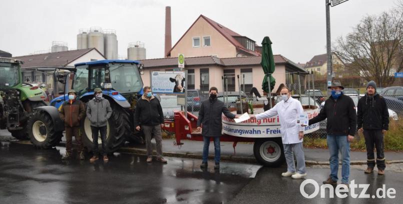 Die Antwort der Bayernland e.G. übergab der Betriebsleiter des Kemnather Milchhofs, Richard Schaller (Dritter von rechts), an Matthias Bayer (Vierter von rechts) und Bernhard Schultes (Zweiter von rechts). Der Inhalt: Die Auszahlung für die Milch bleibt trotz der verständlichen Forderungen der Erzeuger unverändert. Bild: mde