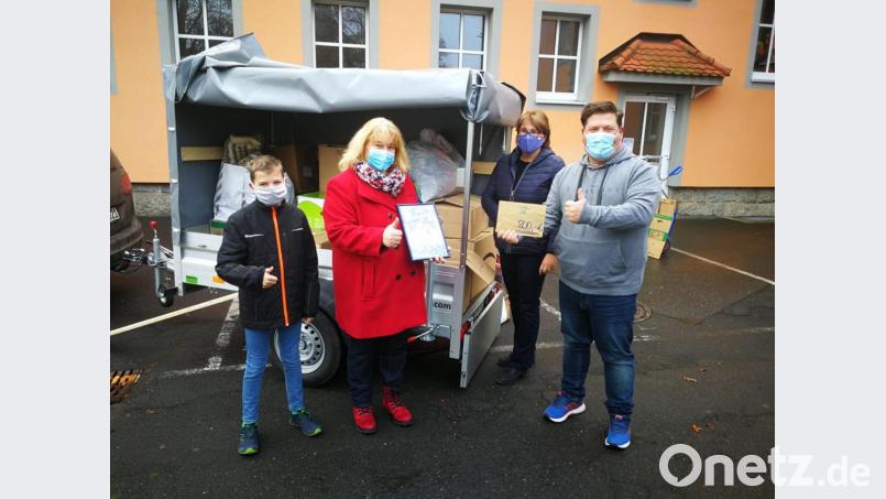 Bei der Übergabe der Spende an Oliver Zrenner (rechts) vom Arbeitskreis Asyl in Wiesau durch Brigitte Meyer (Zweite von links) und Monika Seitz (Dritte von links) von der Bastelgruppe und Paul Meyer (links). Bild: Brigitte Meyer/exb