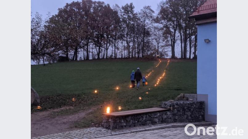 Mit Kerzen beleuchtet war der Weg für den Martinsumzug der Wurzer Familien. Bild: Kinderhaus St. Matthäus/exb