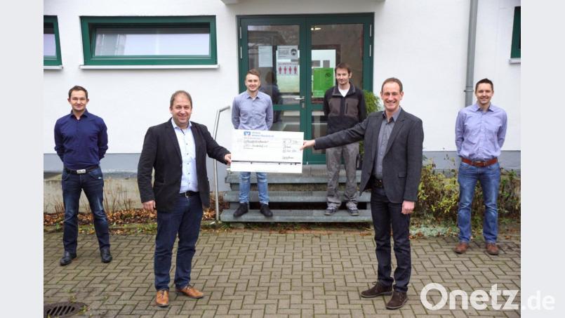 Für Dorfleiter Holger Hassel (Zweiter von links) hatten Tobias Gebhard, Michael Meier, Stephan Zimmerer, Hannes Menzl und Robert Adamietz (von links) einen Scheck mitgebracht. Bild: bkr