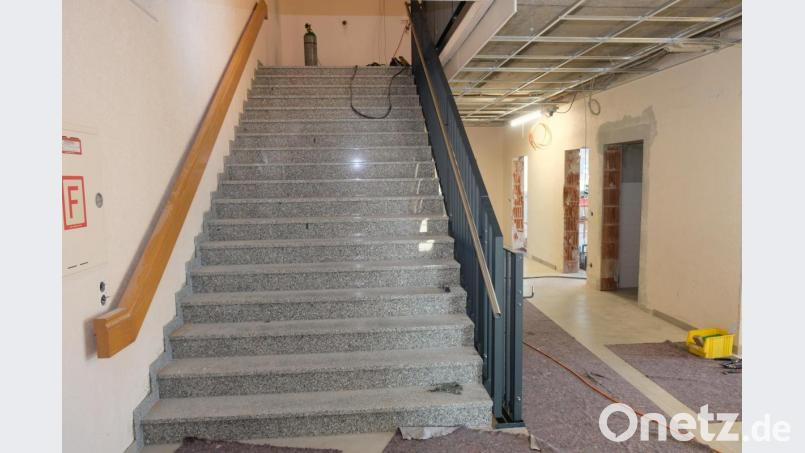 Im Foyer führt eine neue Treppe mit gediegenen Granitstufen in das erste Stockwerk. Bild: do