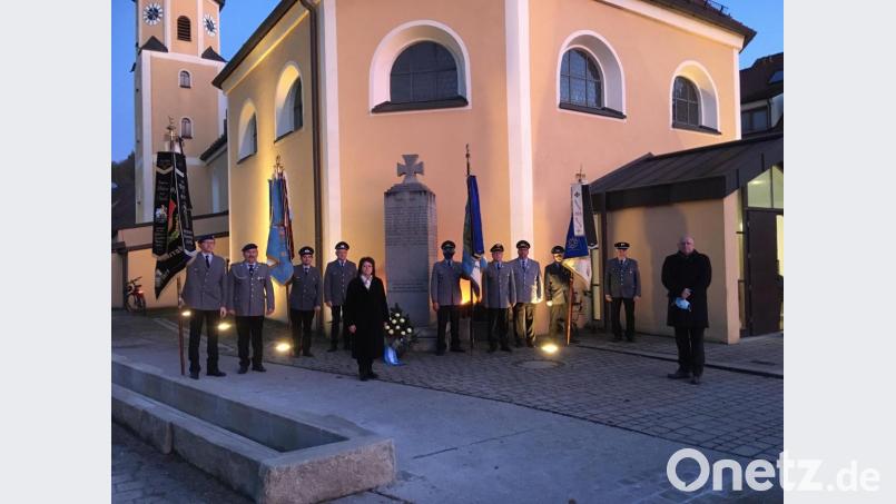 Fahnenträger und Vorsitzende der Soldaten- und Kriegerkameradschaften aus Glaubendorf, Neunaigen, Wernberg-Köblitz und Saltendorf begingen den Volkstrauertag zusammen mit den Bürgermeistern im kleinen Rahmen. Bild: Maria Schlögl/exb