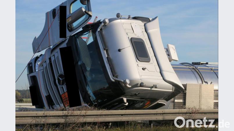 Der Fahrer des Lastzugs konnte sich nach dem Unfall selbst aus dem Führerhaus befreien.