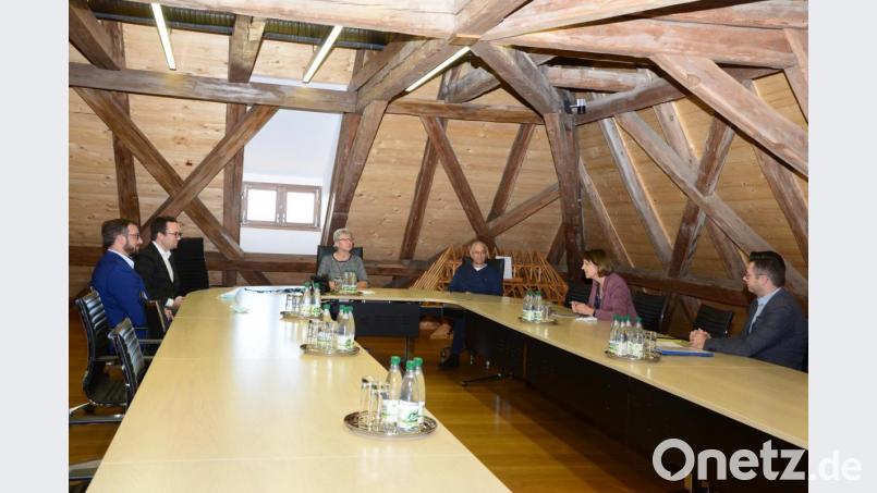 Über die Errichtung des Senioren-Servicehauses durch das Sozialteam mit möglicher finanzieller Unterstützung des Freistaates Bayern sprachen Prokurist Andreas Neugirg, Geschäftsführer Christian Weiß (beide Sozialteam), Dritte Bürgermeisterin Sonja Reichold, Zweiter Bürgermeister Josef Langgärtner sowie die Abgeordneten Annette Karl und Christoph Skutella (von links). Bild: bey