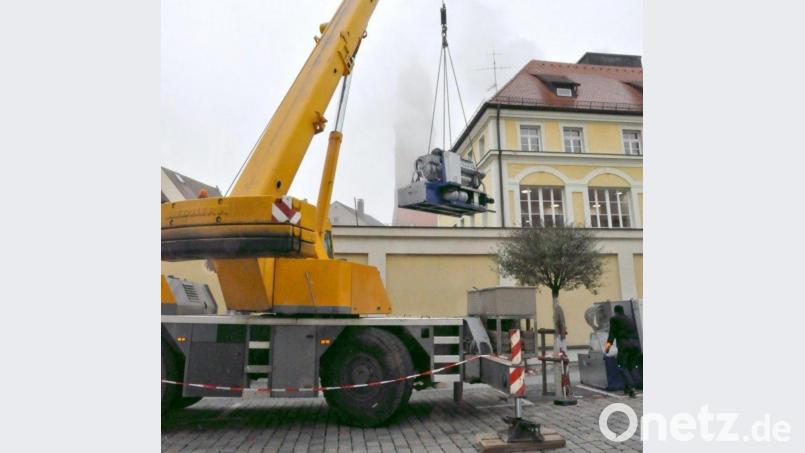Stadtwerke-Mitarbeiter und Lastenkran sorgen dafür, dass im Altstadtbereich der neue Gasmotor sicher schwebend im Blockheizkraftwerk Raseliushaus landet. Bild: Karoline Gajeck-Scheuck/exb