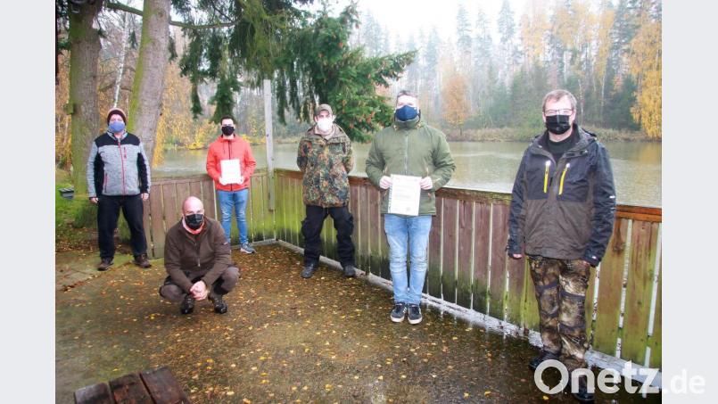 Richard Herold, Philipp Schicker, André Hagen und Christian Gebhardt (von links) absolvierten die Prüfung zum Fischereiaufseher mit Erfolg. Es gratulierten Vorsitzender Daniel Hechtl (vorne hockend) und Aufseherobmann Carsten Seebauer (rechts) im Namen des Fischereivereins Wiesau. Bild: wro