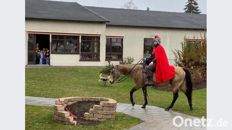 Strahlende Kinderaugen sahen von den geöffneten Fenstern aus zu, wie St. Martin auf dem Pferd durch den Garten des Kinderhauses ritt. Bild: sei