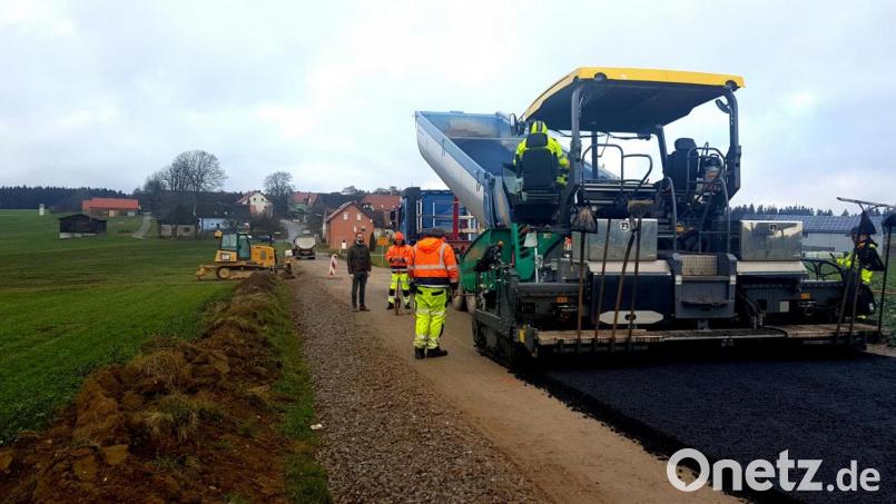 Die Straße Ragenwies bis zur Gemeindegrenze Eslarn wurde in dieser Woche geteert. Moosbachs Bürgermeister Armin Bulenda (links) war bei den Arbeiten dabei. Bild: gi
